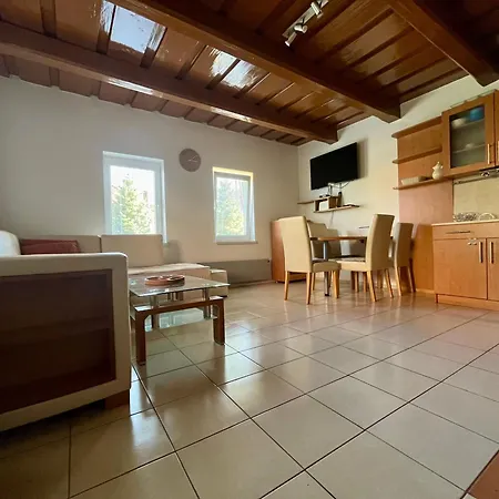 Holiday home Domcek S Tenisovym Kurtom V Srdci Liptova Ivachnova